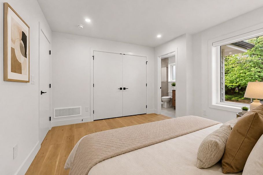 1 1368 Park Drive Vancouver, BC - 11