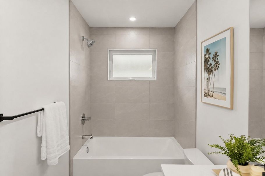 1 1368 Park Drive Vancouver, BC - 17