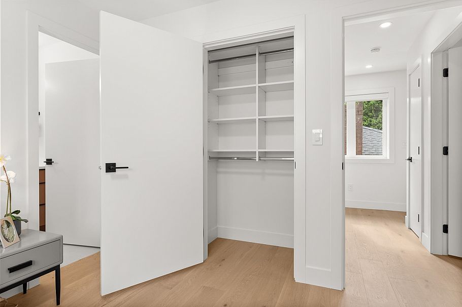 1 1368 Park Drive Vancouver, BC - 14