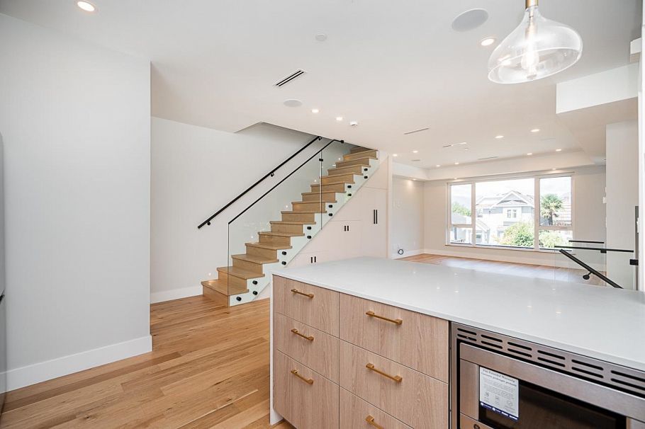 3 676 E 22nd Avenue Vancouver, BC - 15