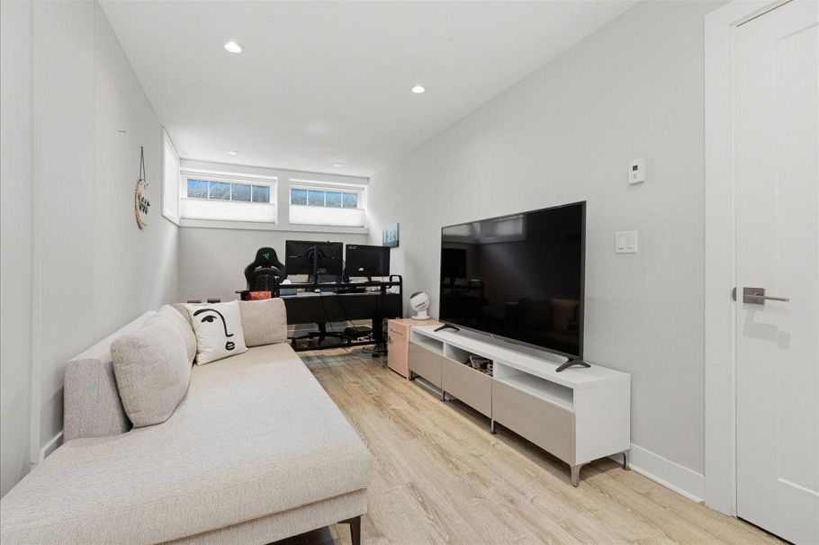 210 W 5th Street North Vancouver, BC - 23