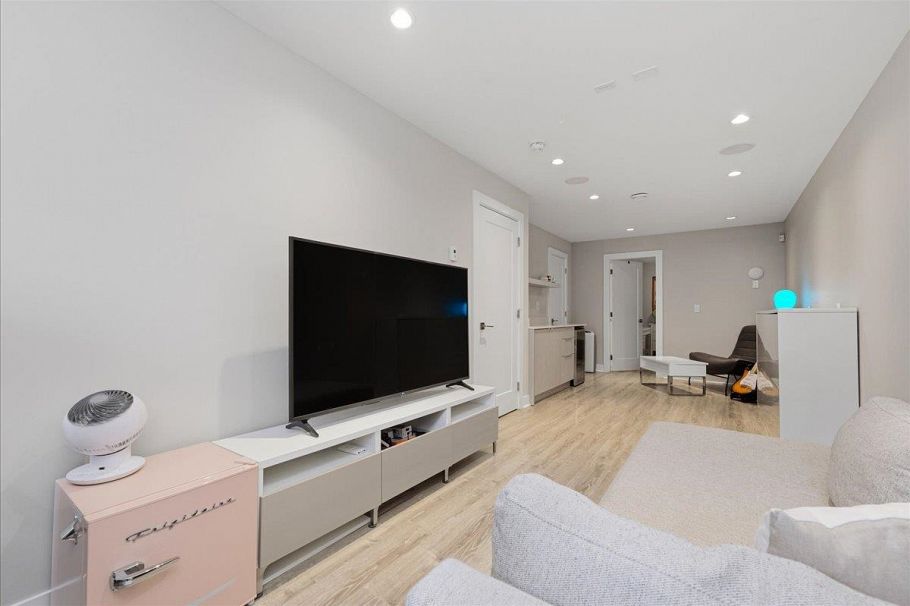 210 W 5th Street North Vancouver, BC - 24