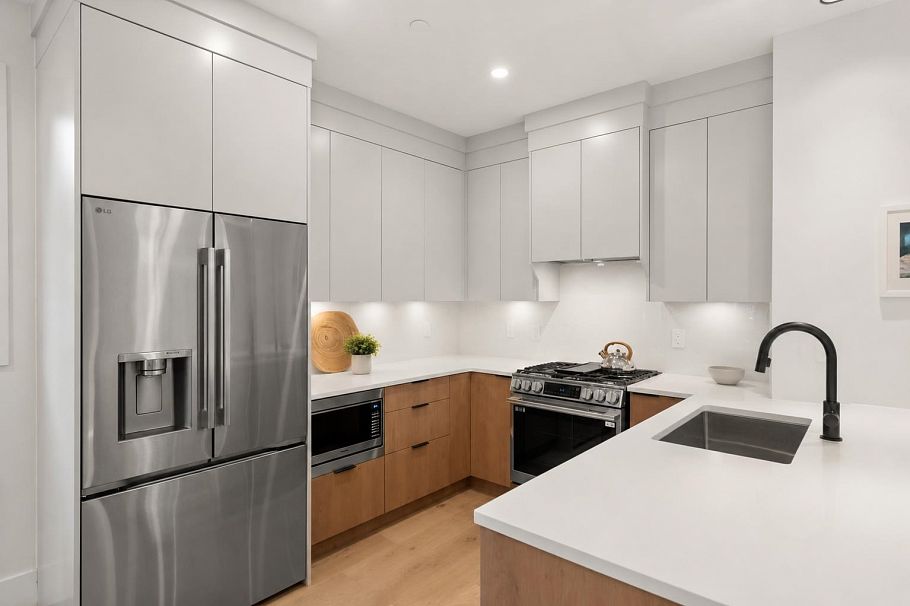 1 1368 Park Drive Vancouver, BC - 5