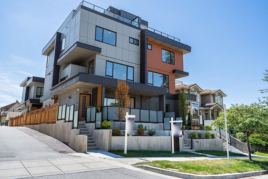 3 676 E 22nd Avenue Vancouver, BC - 1
