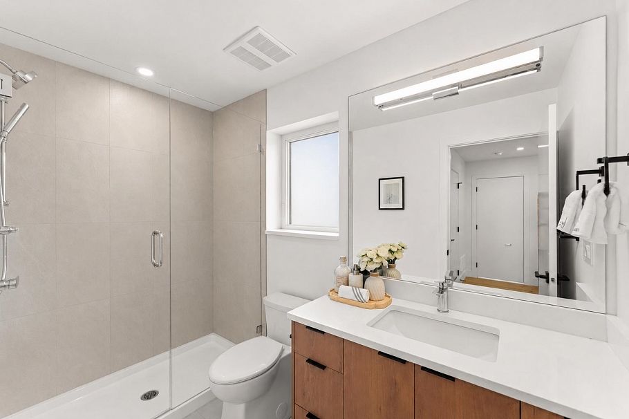 1 1368 Park Drive Vancouver, BC - 12