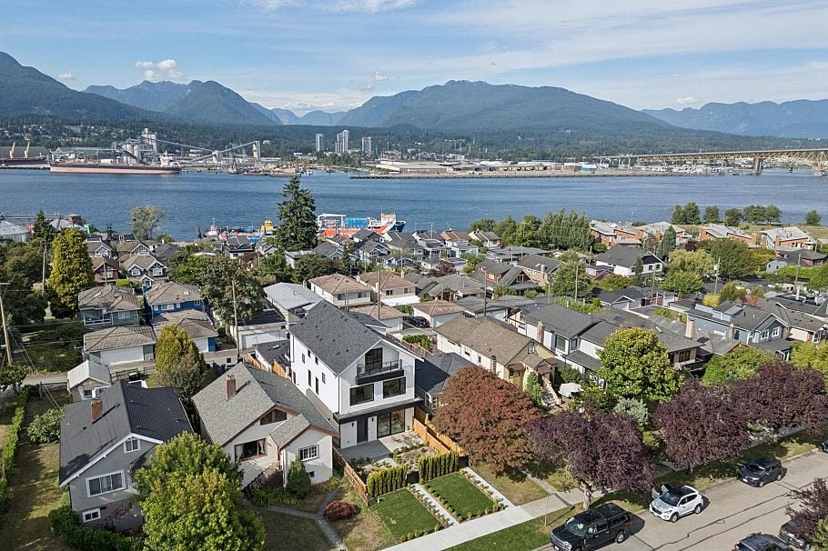 2 2815 Trinity Street Vancouver, BC - 40