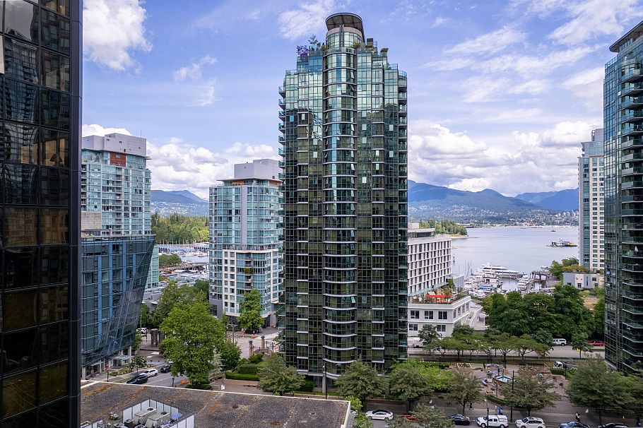 2102 588 Broughton Street Vancouver, BC - 1