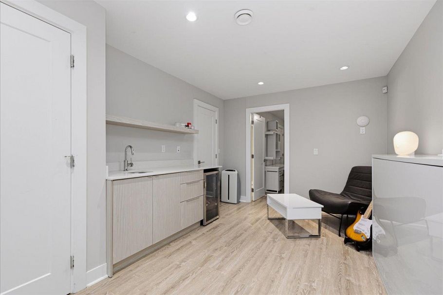 210 W 5th Street North Vancouver, BC - 25