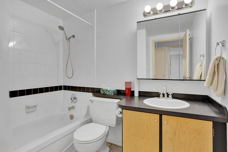 303 150 E 15th Street North Vancouver, BC - 14