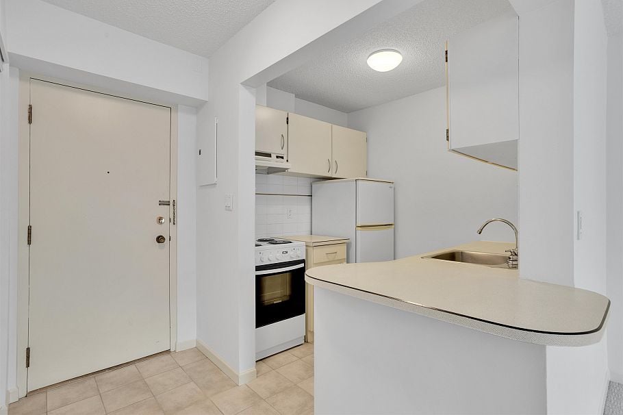 303 150 E 15th Street North Vancouver, BC - 3