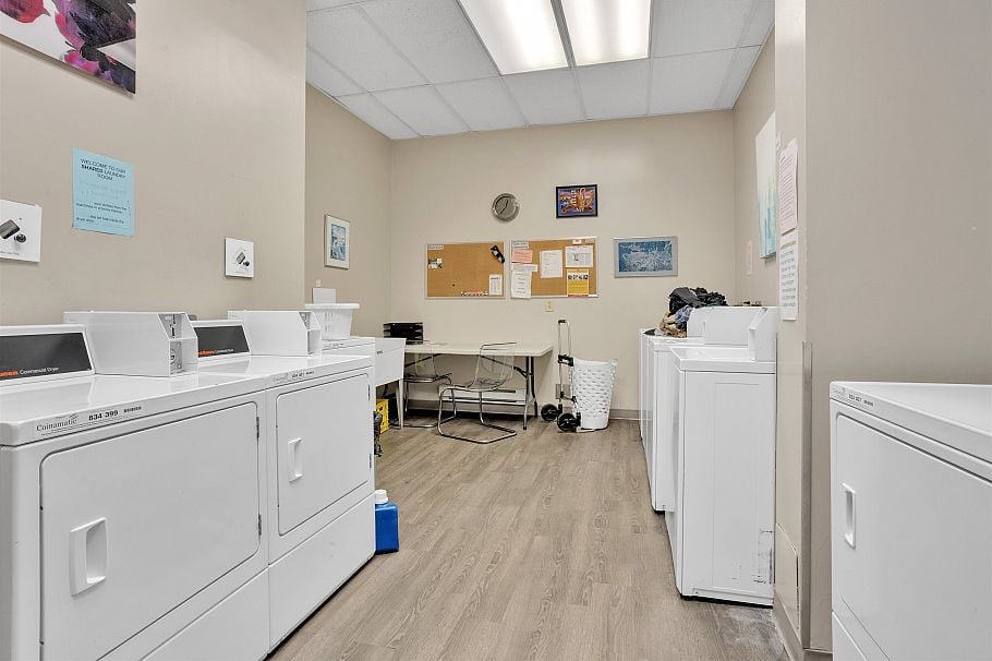 303 150 E 15th Street North Vancouver, BC - 17