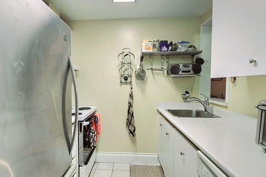 208 811 Helmcken Street Vancouver, BC - 4