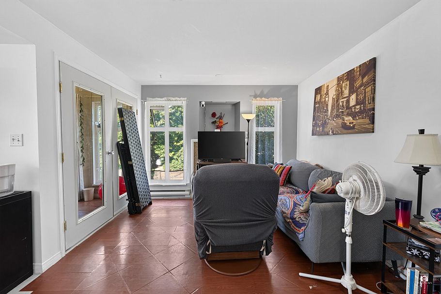 301 1099 W 71st Avenue Vancouver, BC - 4