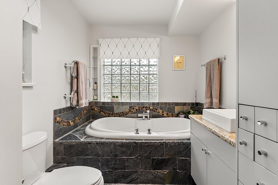 2146 W 14th Avenue Vancouver, BC - 34