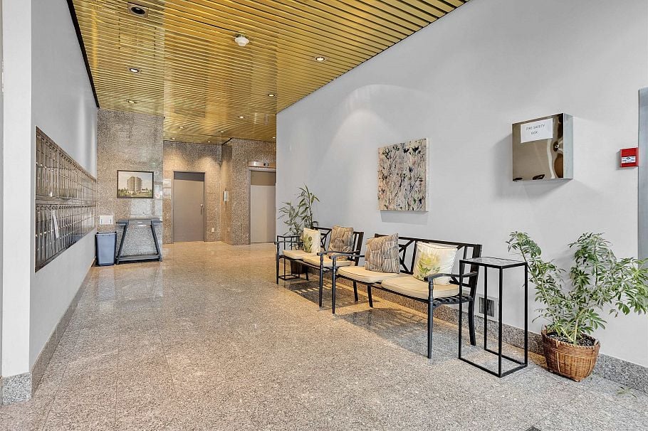 303 150 E 15th Street North Vancouver, BC - 2