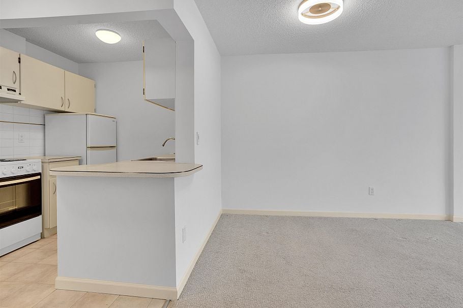 303 150 E 15th Street North Vancouver, BC - 4
