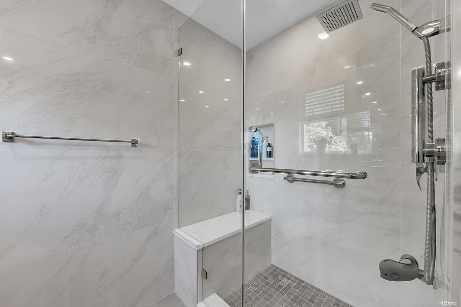 3898 Fromme Road North Vancouver, BC - 38