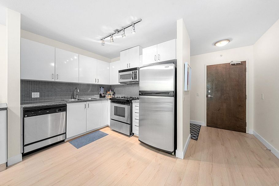 305 175 W 1st Street North Vancouver, BC - 4