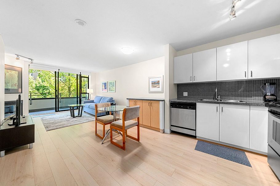 305 175 W 1st Street North Vancouver, BC - 2