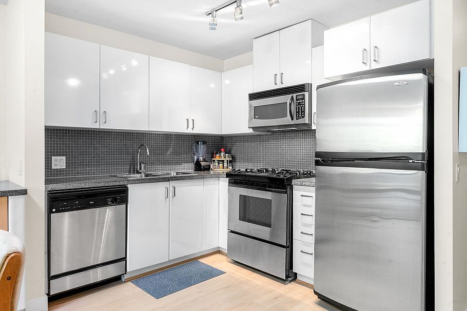 305 175 W 1st Street North Vancouver, BC - 3