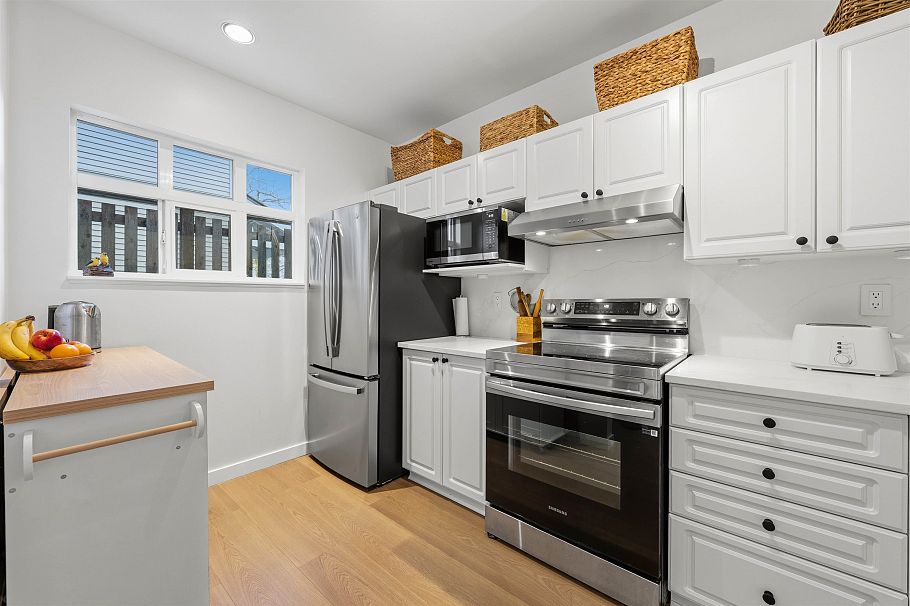 1 8581 Jellicoe Street Vancouver, BC - 9