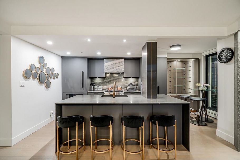 2207 198 Aquarius Mews Vancouver, BC - 2