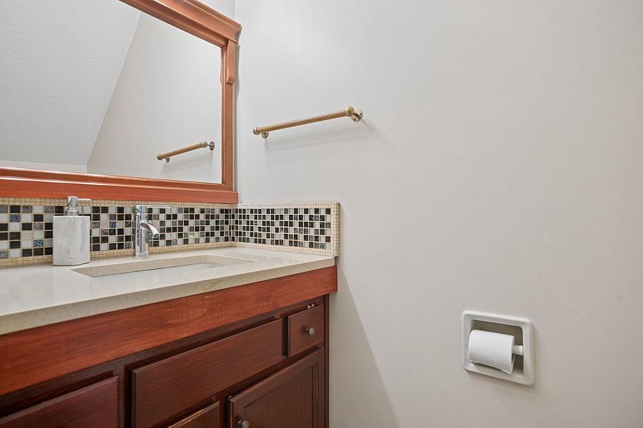 4 220 W 16th Street North Vancouver, BC - 24