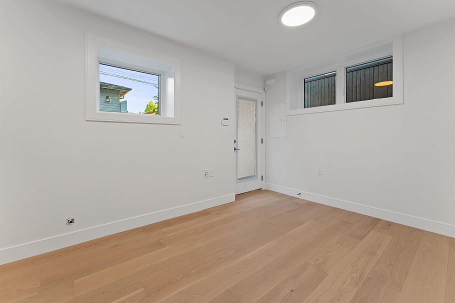2578 E 4th Avenue Vancouver, BC - 23