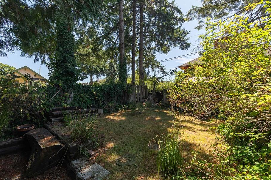1194 E 18th Avenue Vancouver, BC - 18