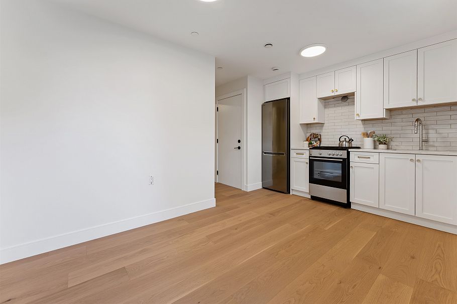 2578 E 4th Avenue Vancouver, BC - 24