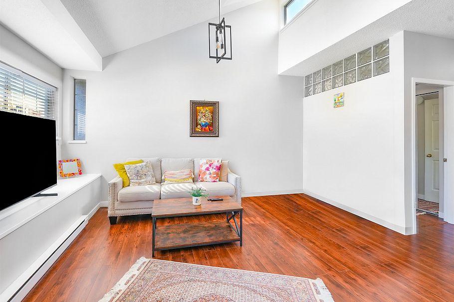 309 125 W 18th Street North Vancouver, BC - 18