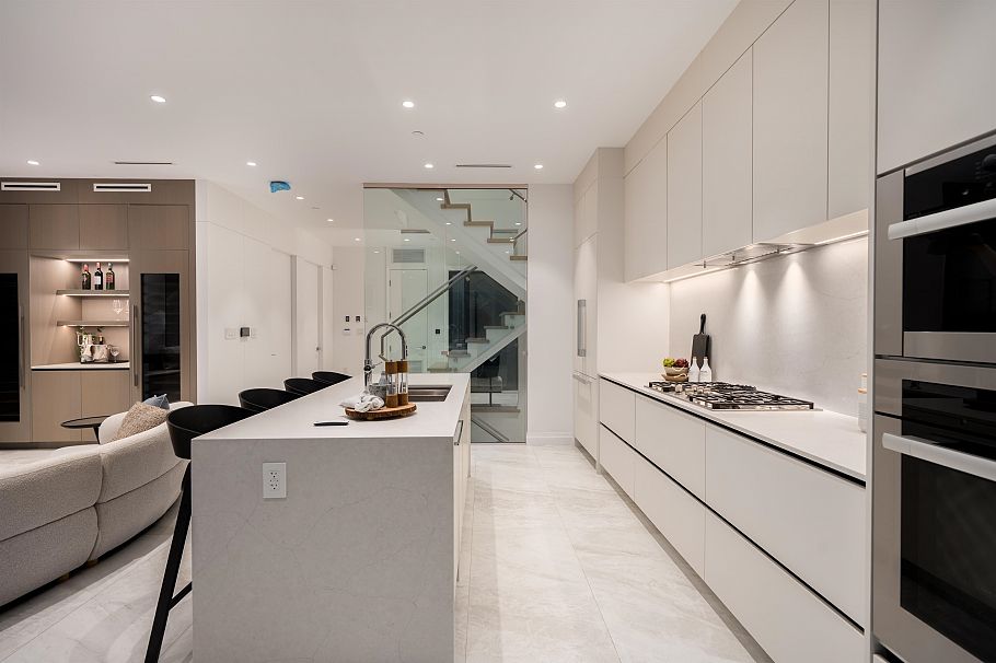 4007 W 19th Avenue Vancouver, BC - 9