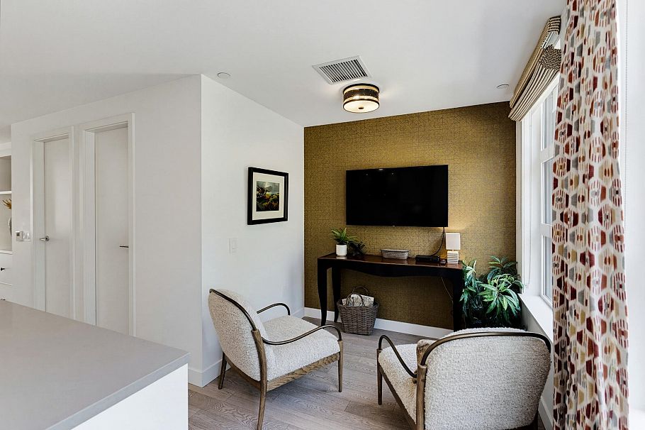 204 1055 Ridgewood Drive North Vancouver, BC - 18