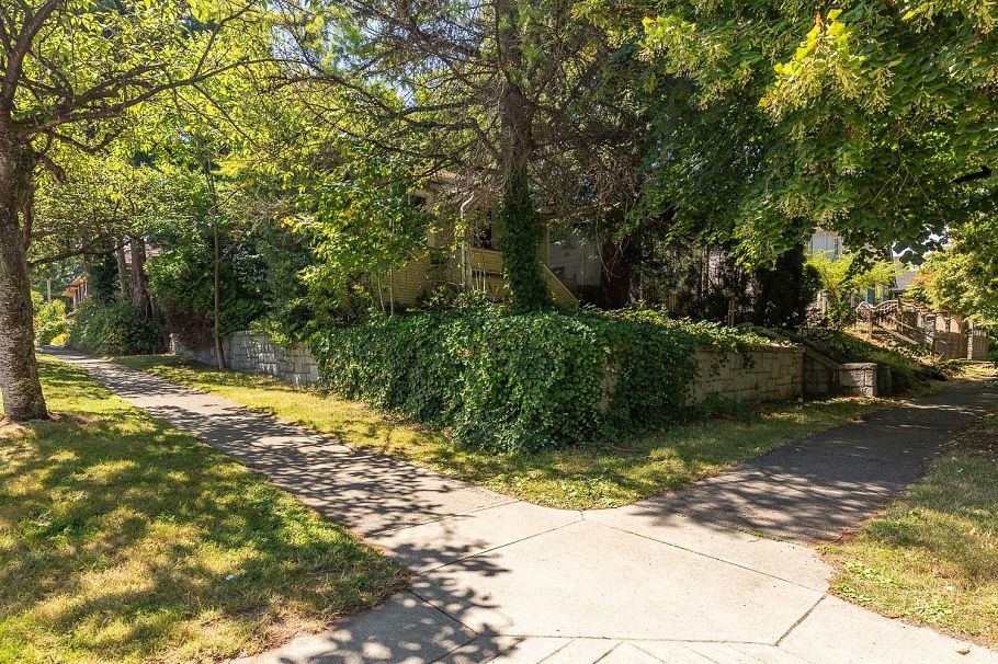1194 E 18th Avenue Vancouver, BC - 19