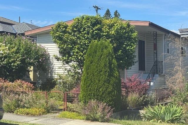 2935 Adanac Street Vancouver, BC - 3