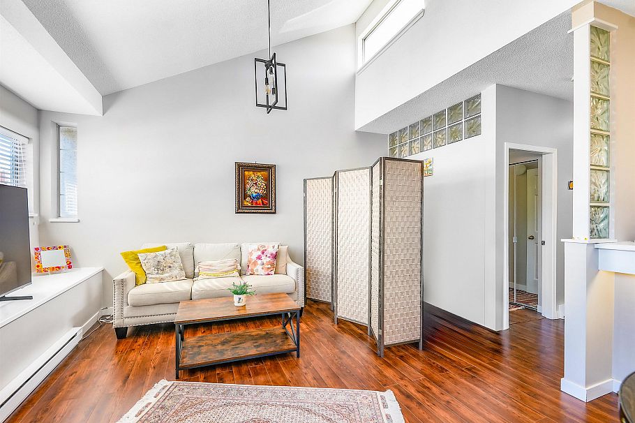309 125 W 18th Street North Vancouver, BC - 2