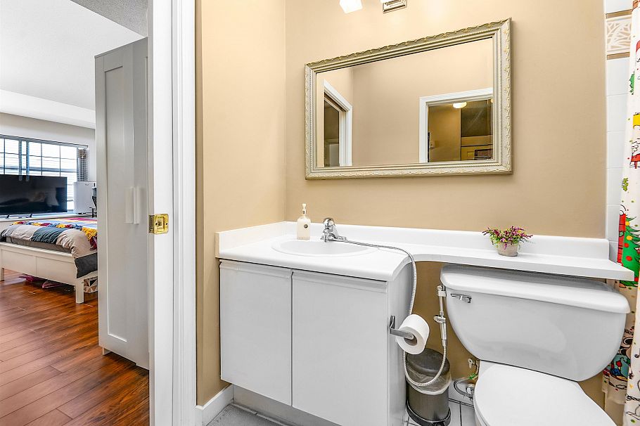 309 125 W 18th Street North Vancouver, BC - 12