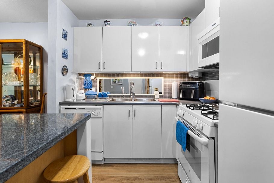 205 175 W 1st Street North Vancouver, BC - 13