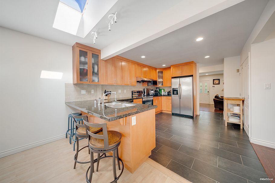 1043 Belvedere Drive North Vancouver, BC - 32