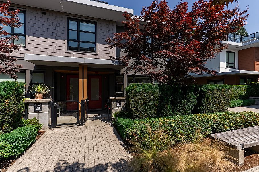 204 1055 Ridgewood Drive North Vancouver, BC - 1