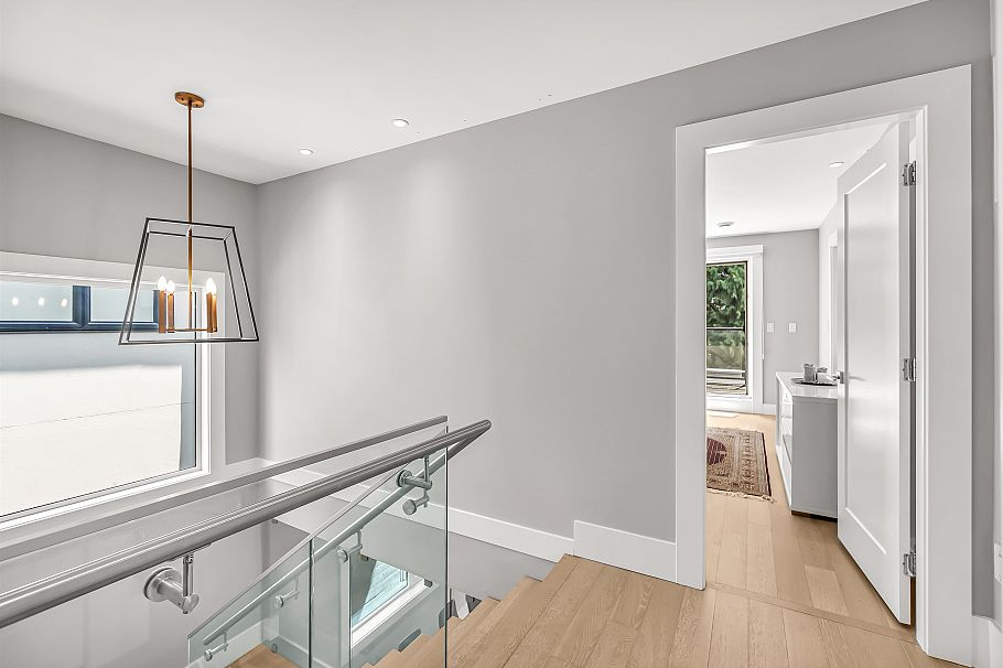 1033 Prospect Avenue North Vancouver, BC - 25