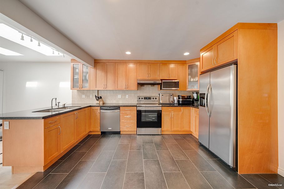 1043 Belvedere Drive North Vancouver, BC - 30