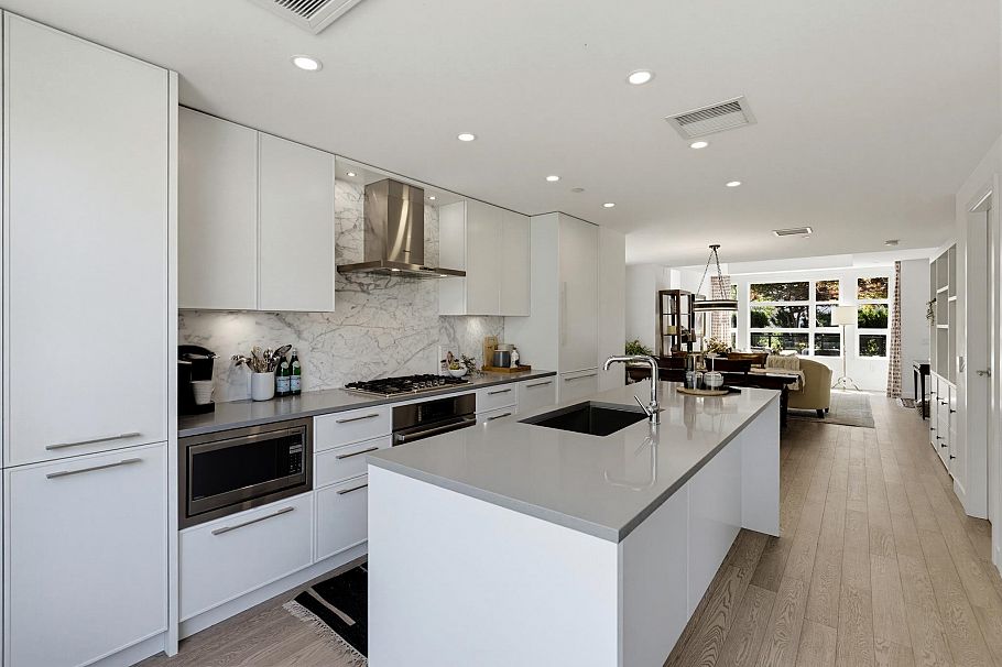 204 1055 Ridgewood Drive North Vancouver, BC - 17
