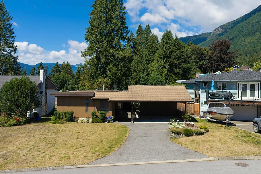 4568 Marineview Crescent North Vancouver, BC - 2