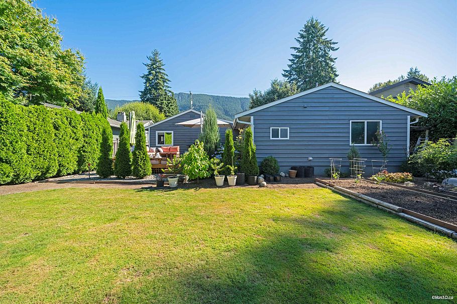 1043 Belvedere Drive North Vancouver, BC - 1