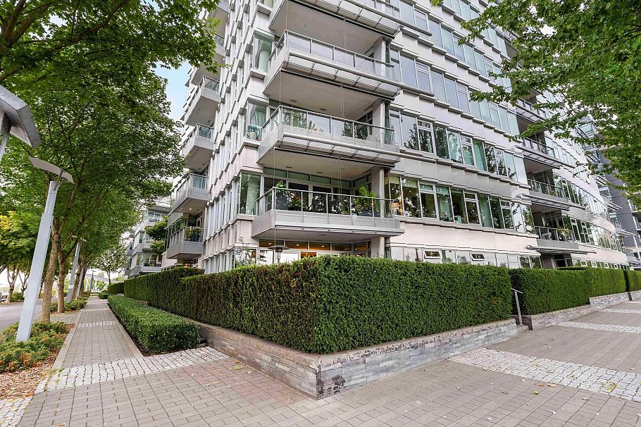 202 181 Athletes Way Vancouver, BC - 32