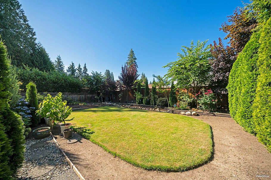 1043 Belvedere Drive North Vancouver, BC - 2