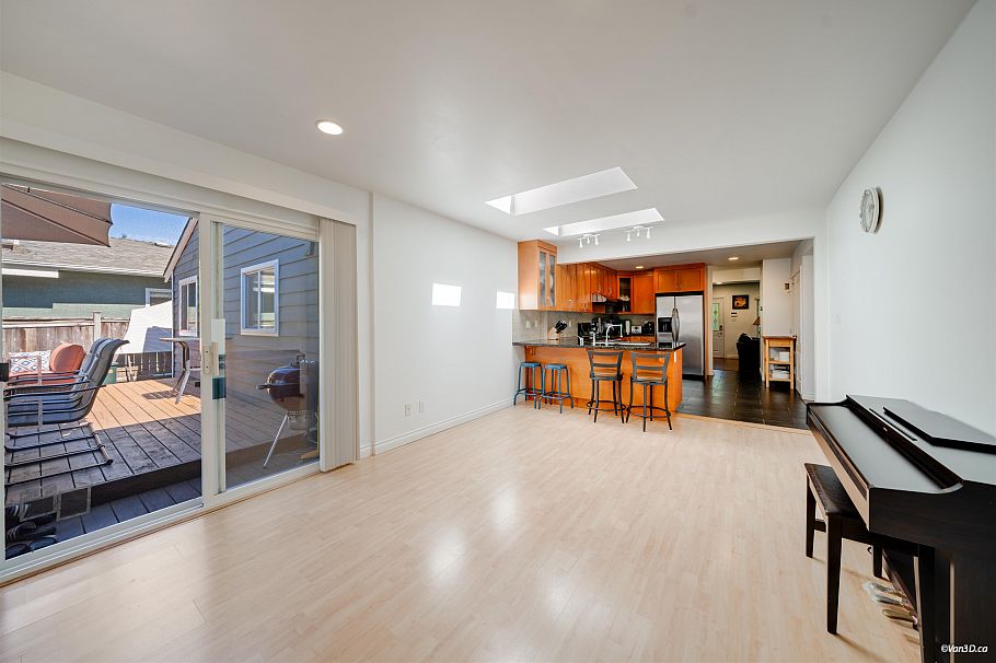 1043 Belvedere Drive North Vancouver, BC - 36