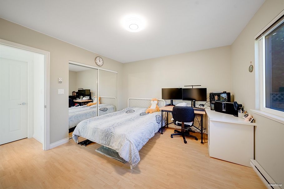 1043 Belvedere Drive North Vancouver, BC - 33
