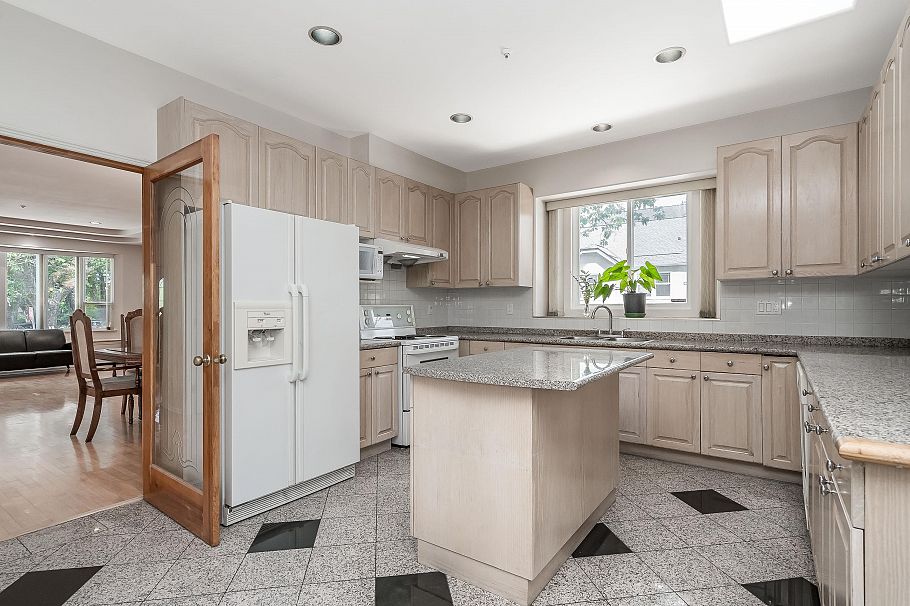 2304 Garden Drive Vancouver, BC - 11